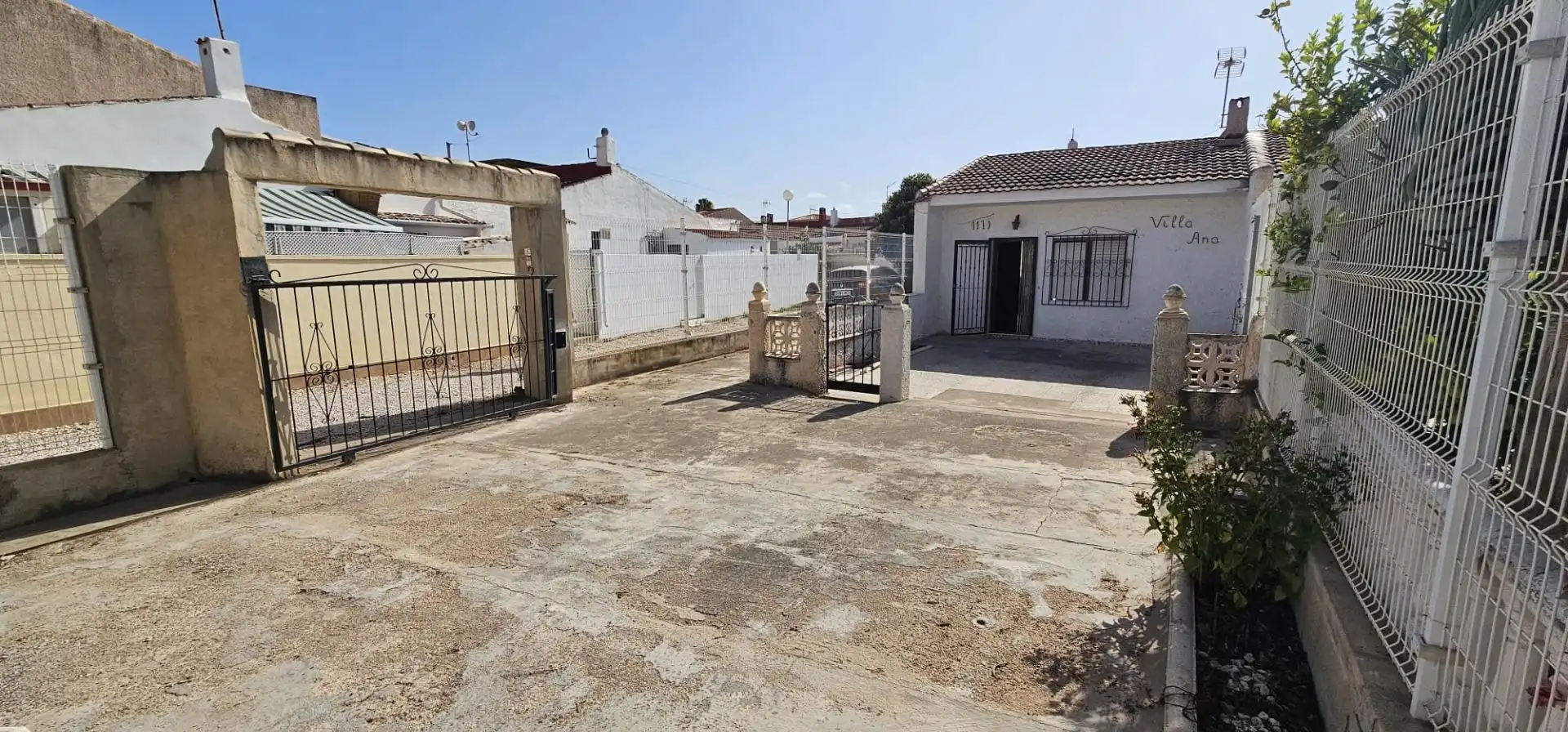 Vista exterior de Casa adosada en venta en Torrevieja con Jardín privado, Trastero y Amueblado