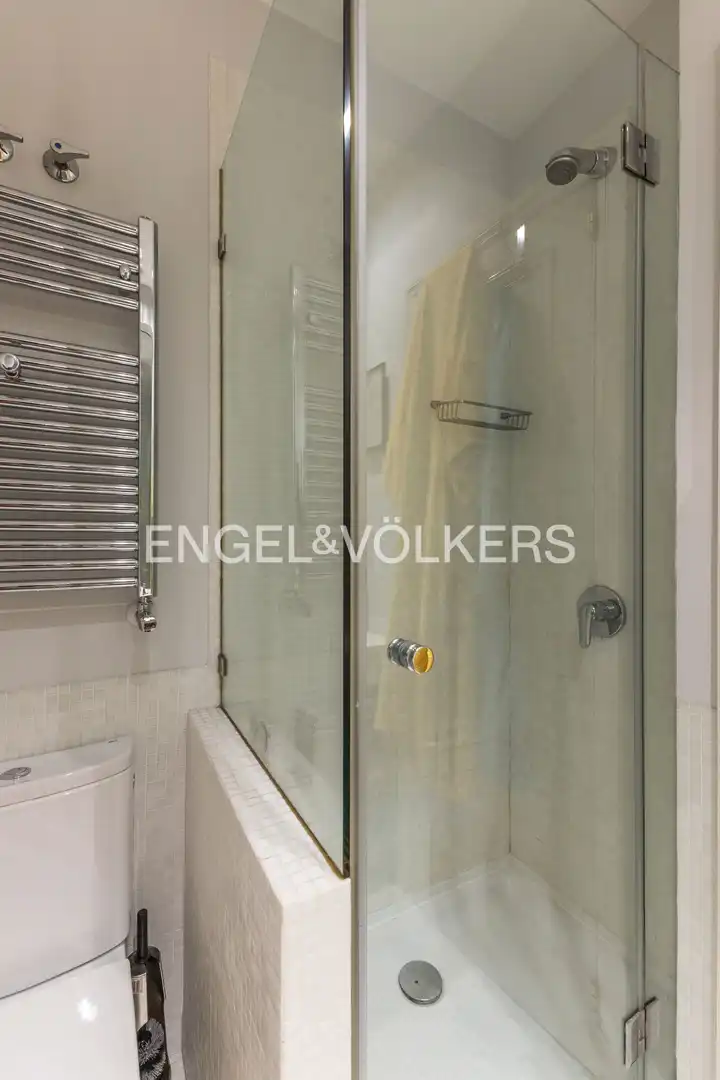 Bathroom of Flat for sale in Madrid  with Air Conditioner, Heating and Private garden