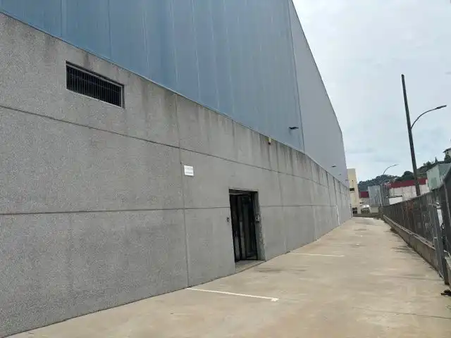 Vista exterior de Nau industrial en venda en Montcada i Reixac