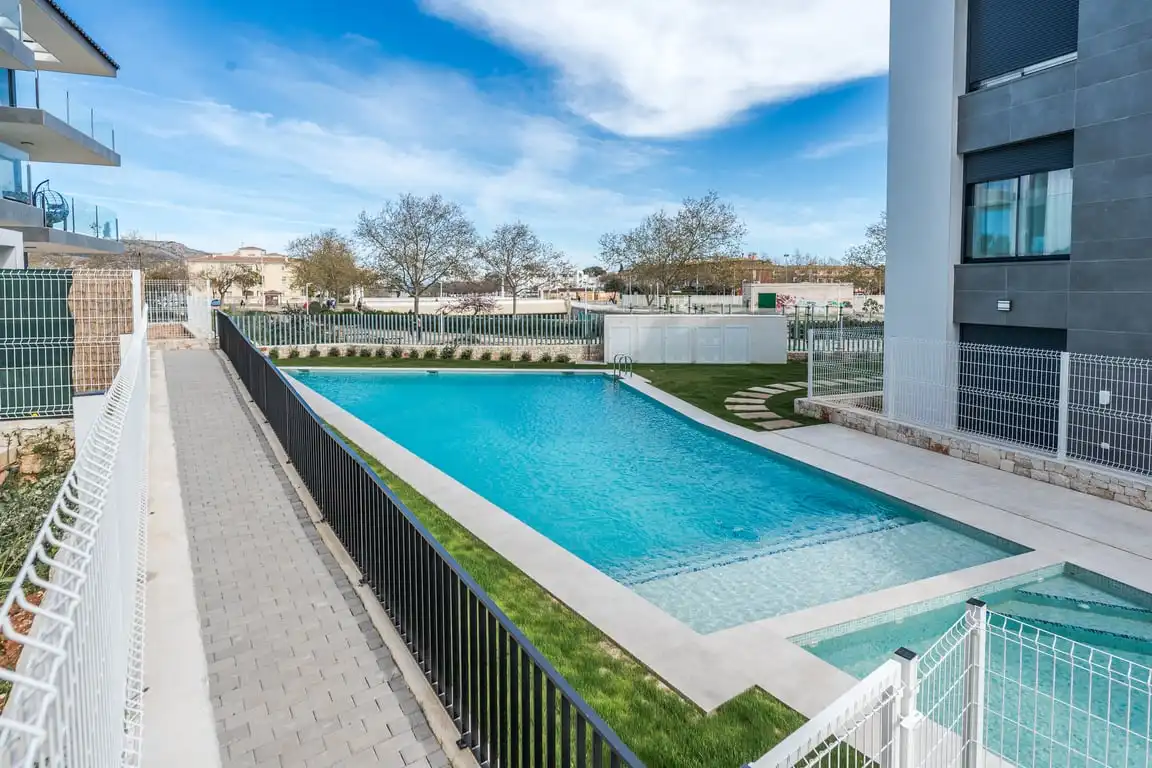 Schwimmbecken von Wohnung zum Verkauf in Jávea / Xàbia mit Klimaanlage, Privatgarten und Abstellraum
