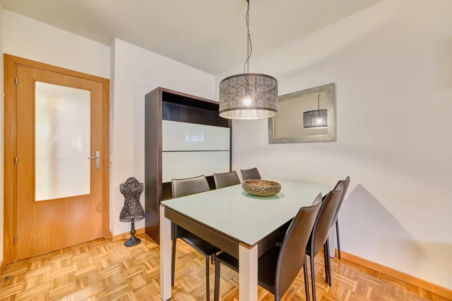 Comedor de Piso de alquiler en  Pamplona / Iruña con Calefacción, Parquet y Trastero