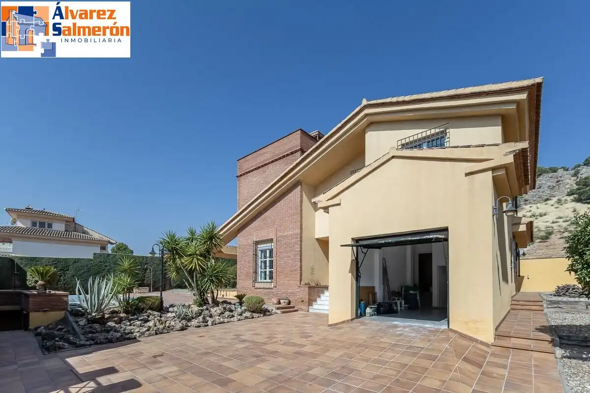 Vista exterior de Casa o xalet en venda en Albolote amb Calefacció, Jardí privat i Terrassa