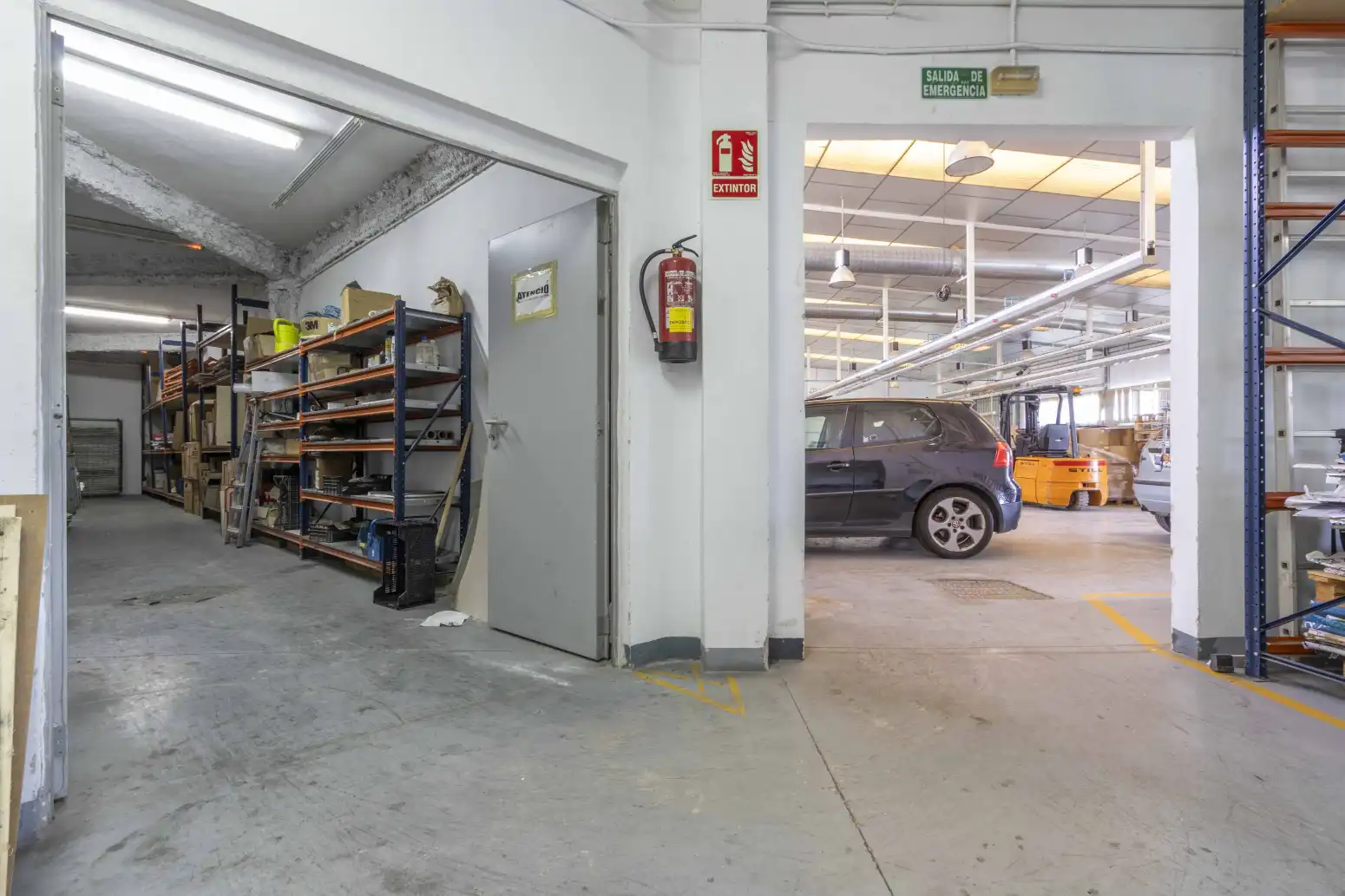 Parkplatz von Fabrikhallen zum Verkauf in Foios