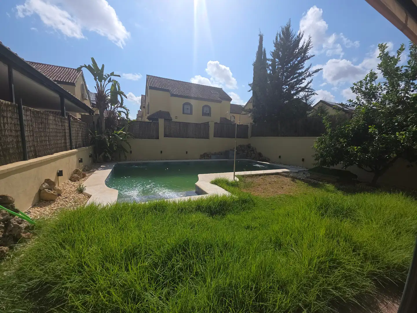 Piscina de Casa adosada en venta en Montequinto con Aire acondicionado, Calefacción y Jardín privado