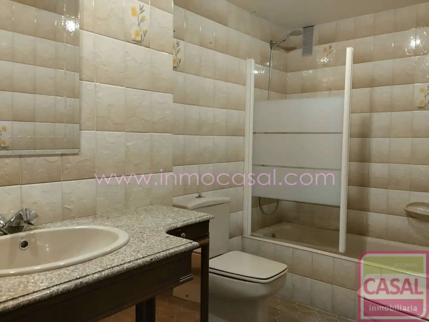 Bathroom of Flat for rent in Oviedo   with Heating, Terrace and Storage room