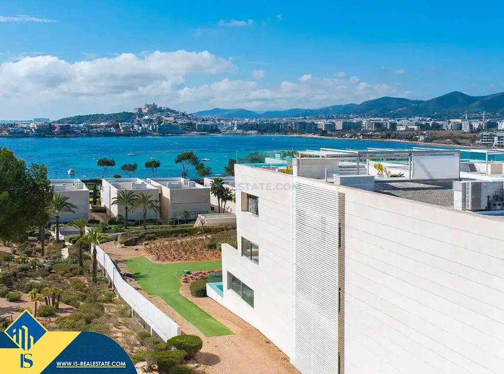 Vista exterior de Àtic en venda en Santa Eulària des Riu amb Terrassa, Moblat i Piscina comunitària