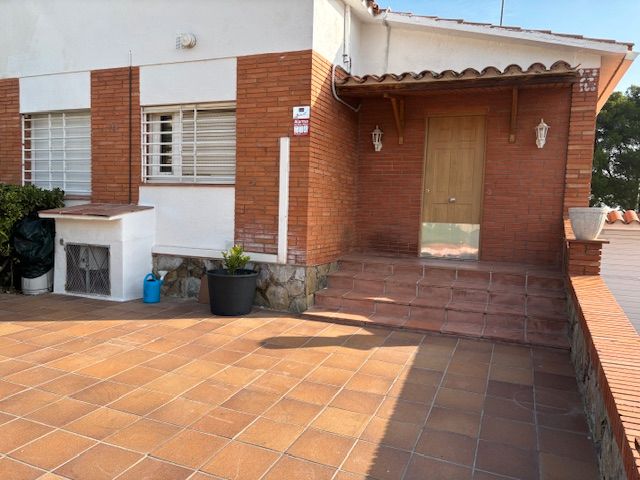 Vista exterior de Casa adosada en venta en Santa Eulàlia de Ronçana con Aire acondicionado, Calefacción y Jardín privado