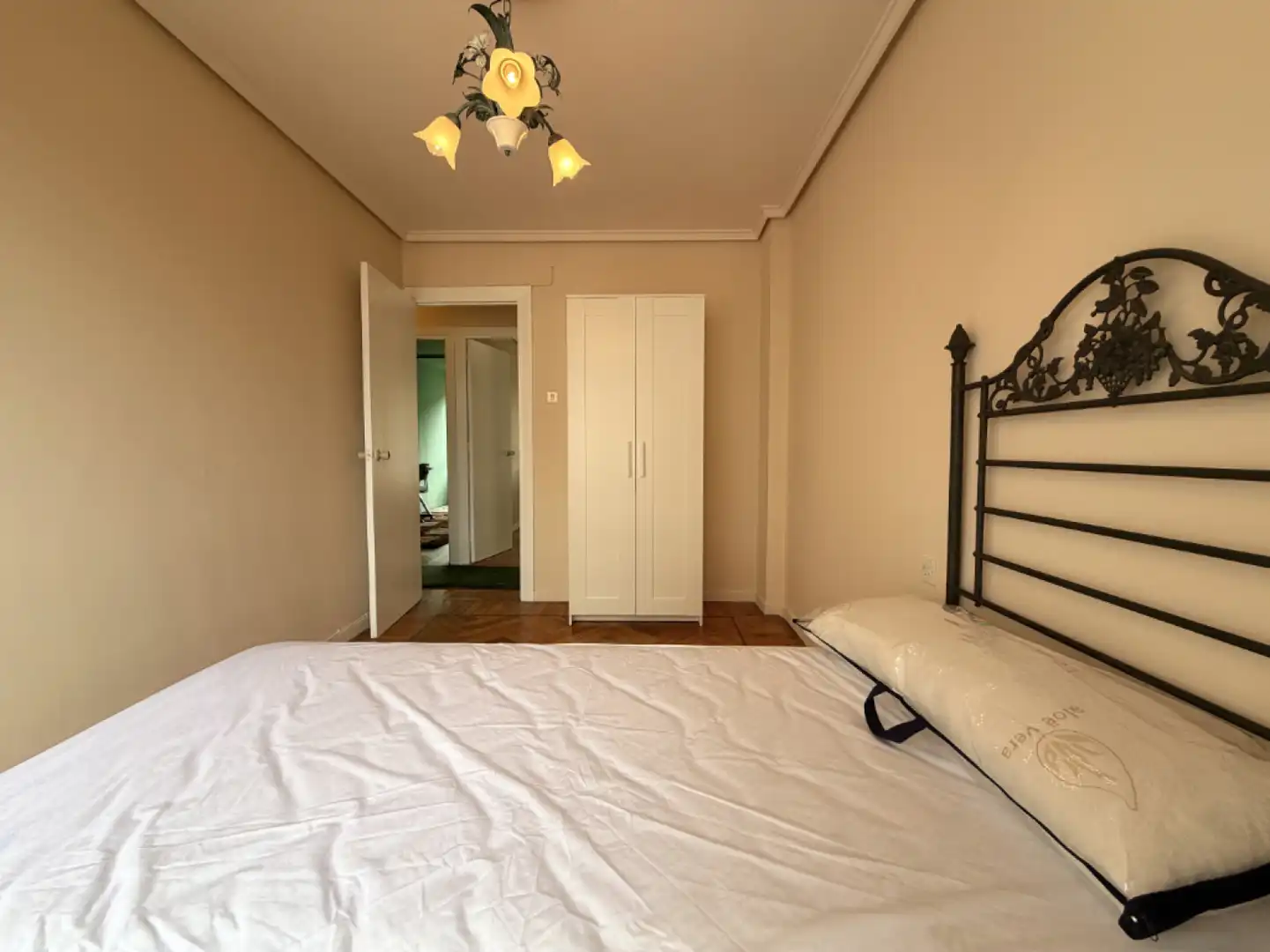 Schlafzimmer von Wohnung zur Miete in Los Corrales de Buelna  mit Heizung, Privatgarten und Parkett