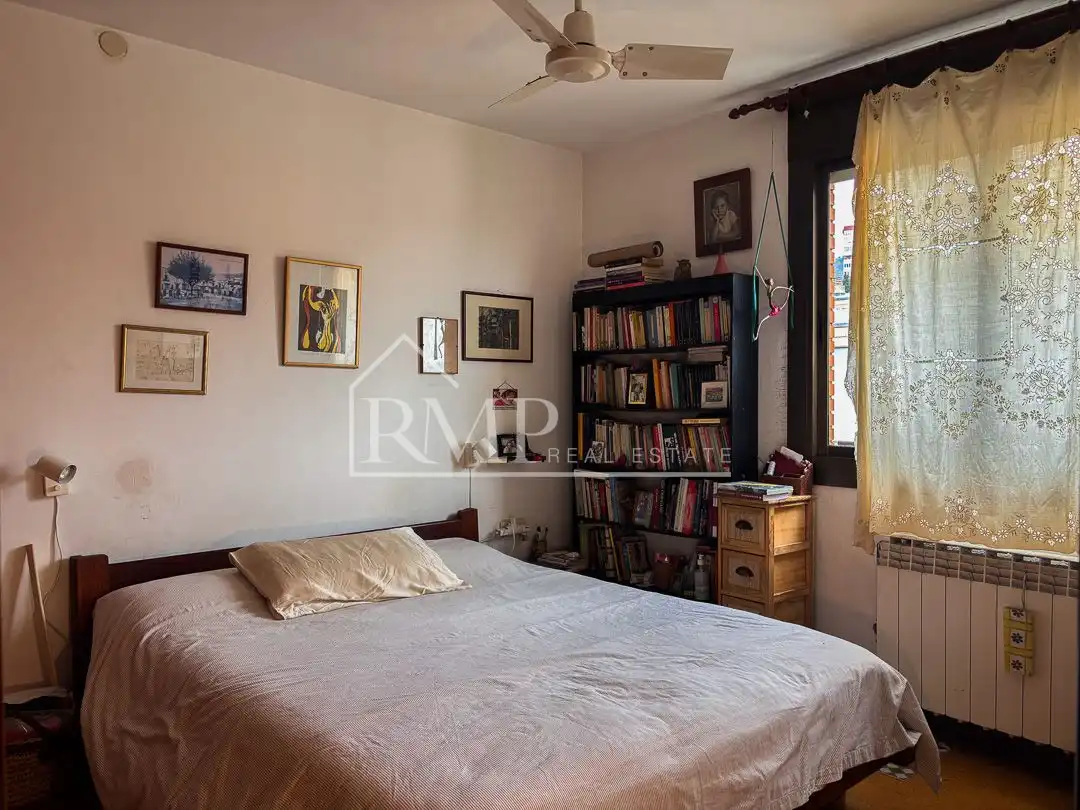 Schlafzimmer von Dachboden zum Verkauf in Barcelona mit Heizung, Terrasse und Abstellraum