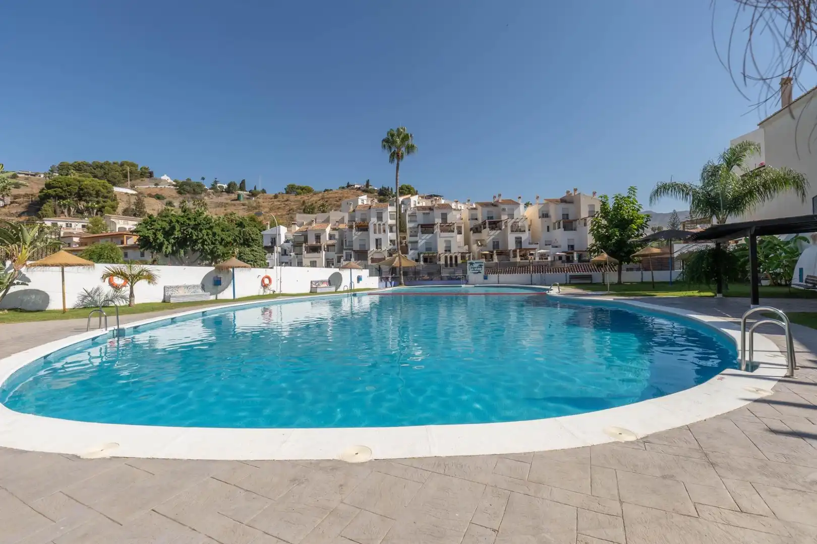 Schwimmbecken von Haus oder Chalet zum Verkauf in Almuñécar mit Privatgarten, Terrasse und Balkon