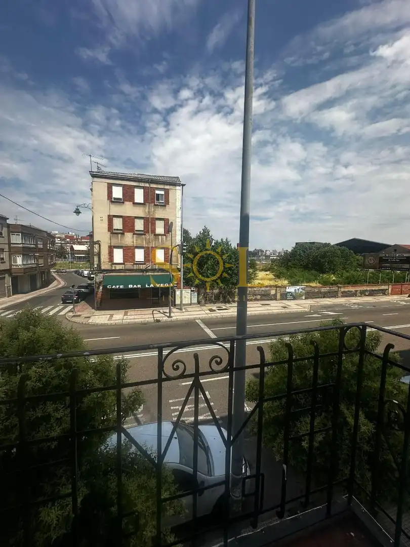 Vista exterior de Pis de lloguer en León Capital  amb Calefacció, Traster i Moblat