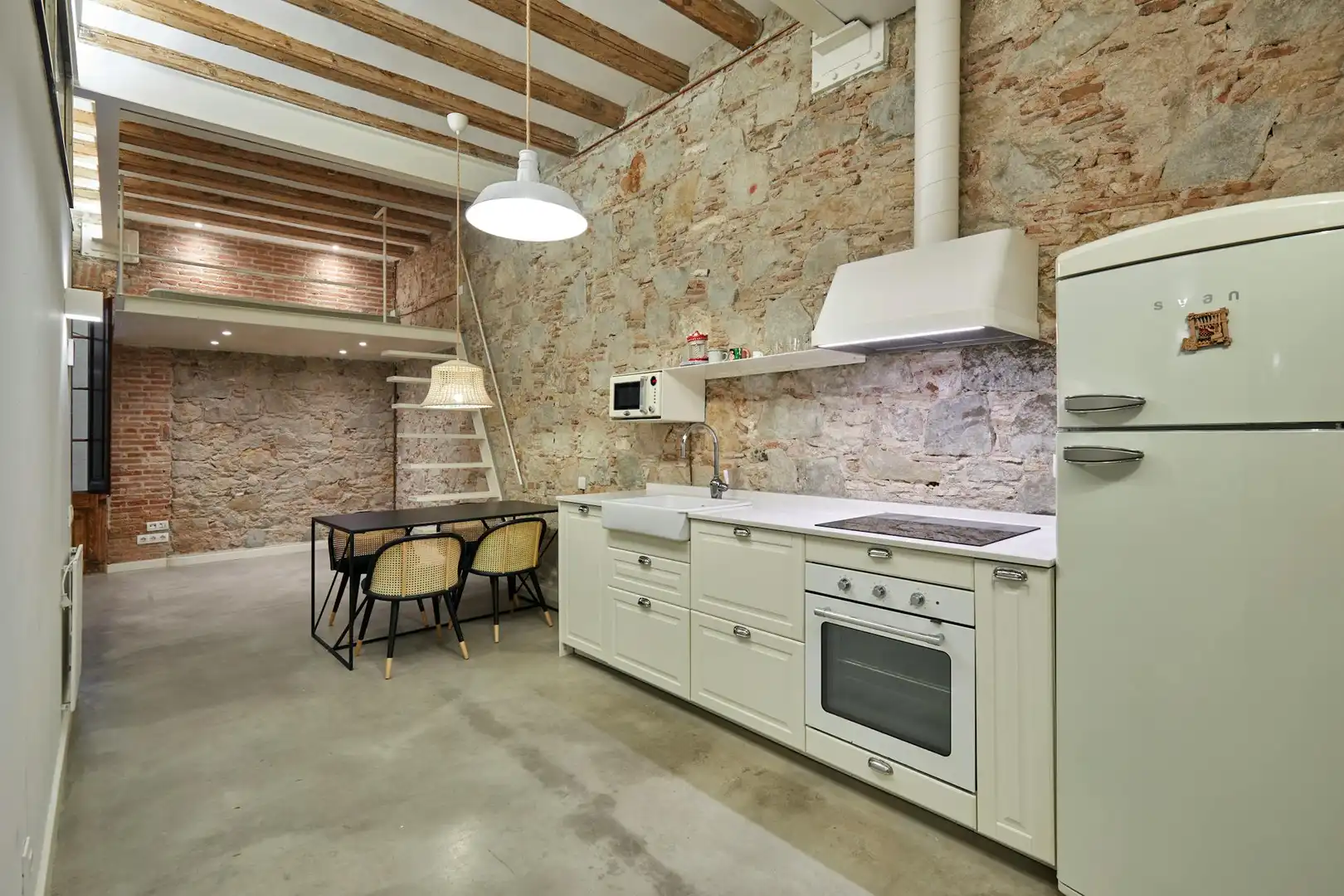 Cuina de Pis de lloguer en Barcelona amb Aire condicionat, Calefacció i Moblat