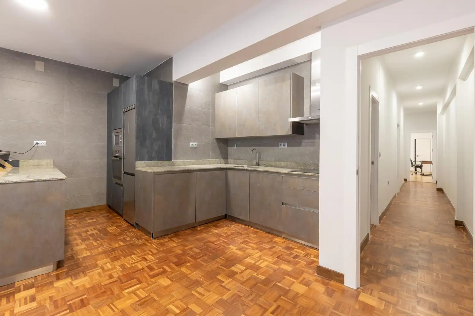 Küche von Wohnung zum Verkauf in Granada mit Parkett