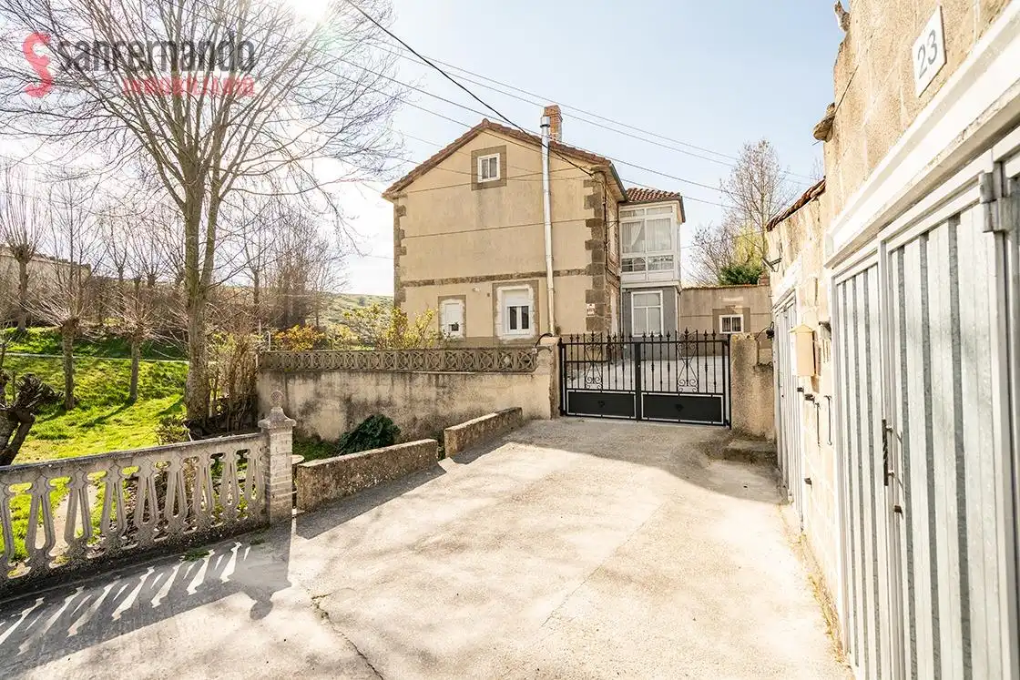 Vista exterior de Casa o xalet en venda en Campoo de Enmedio amb Calefacció, Jardí privat i Terrassa