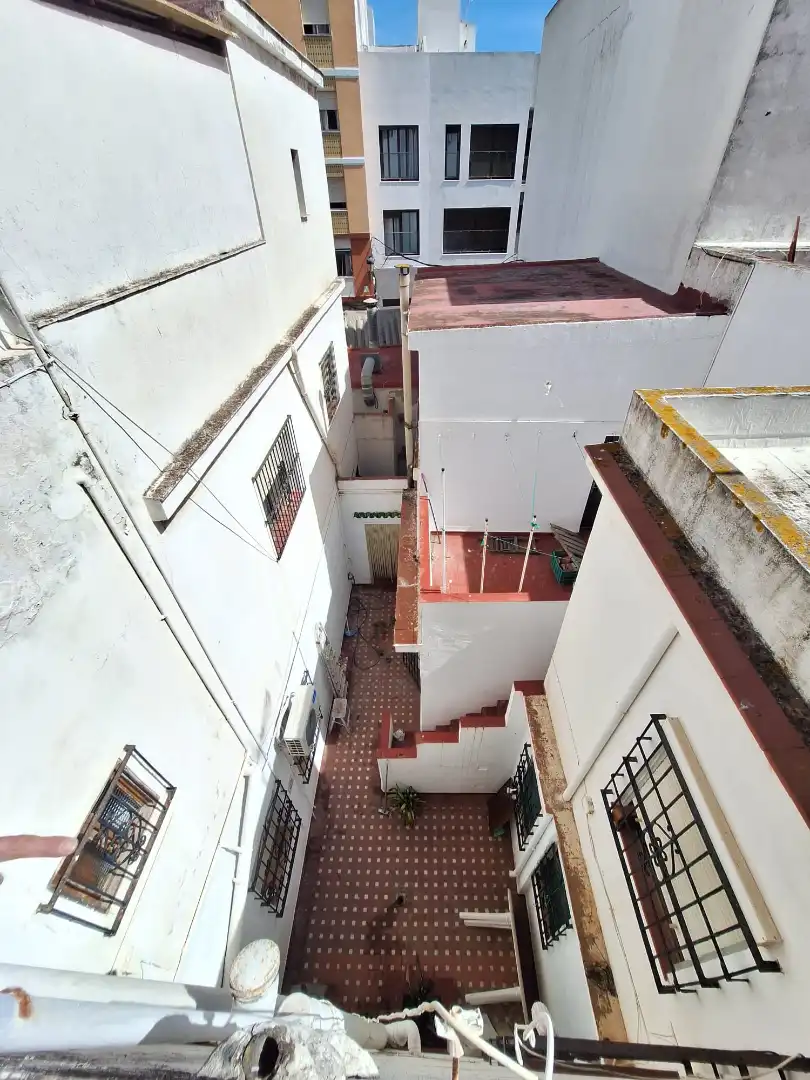 Außenansicht von Gebäude zum Verkauf in La Línea de la Concepción mit Alarm
