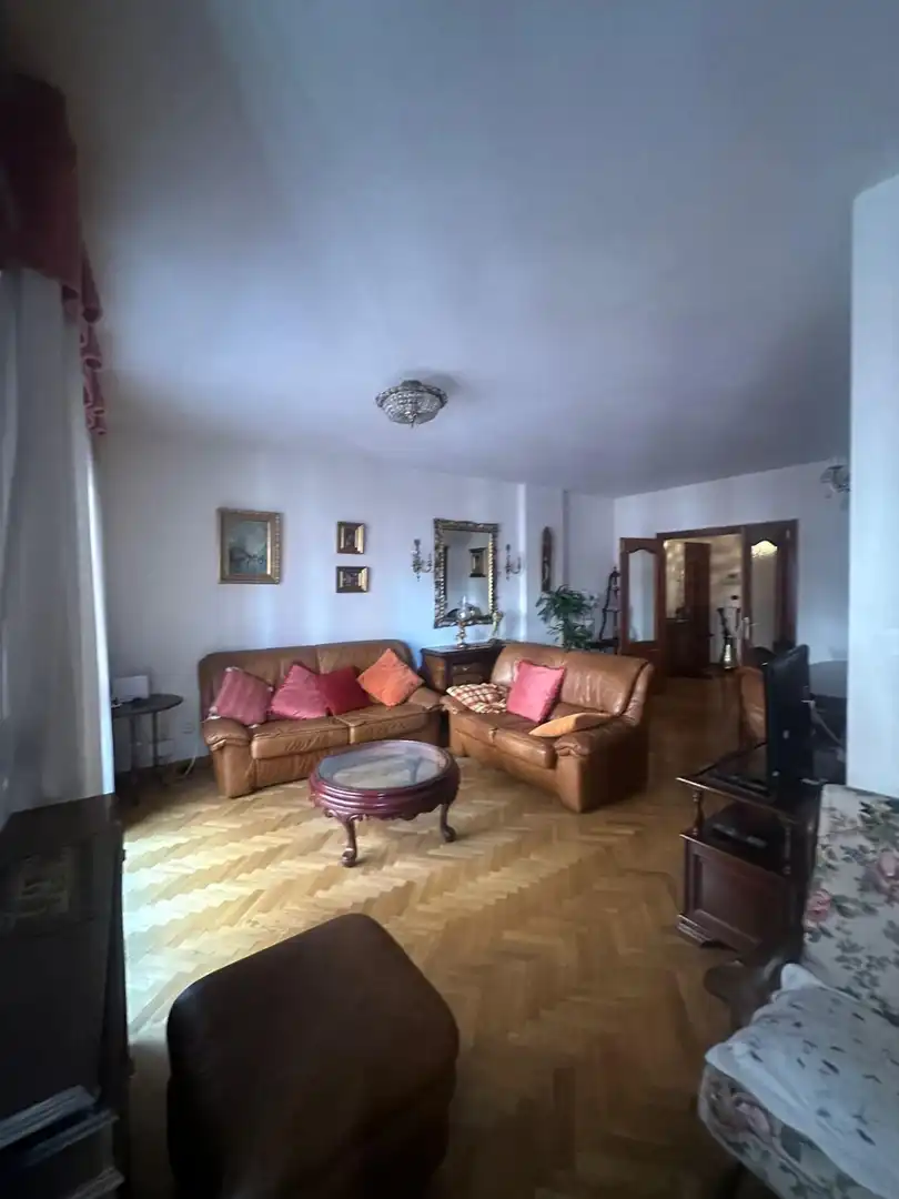 Sala de estar de Piso en venta en León Capital  con Calefacción, Terraza y TV