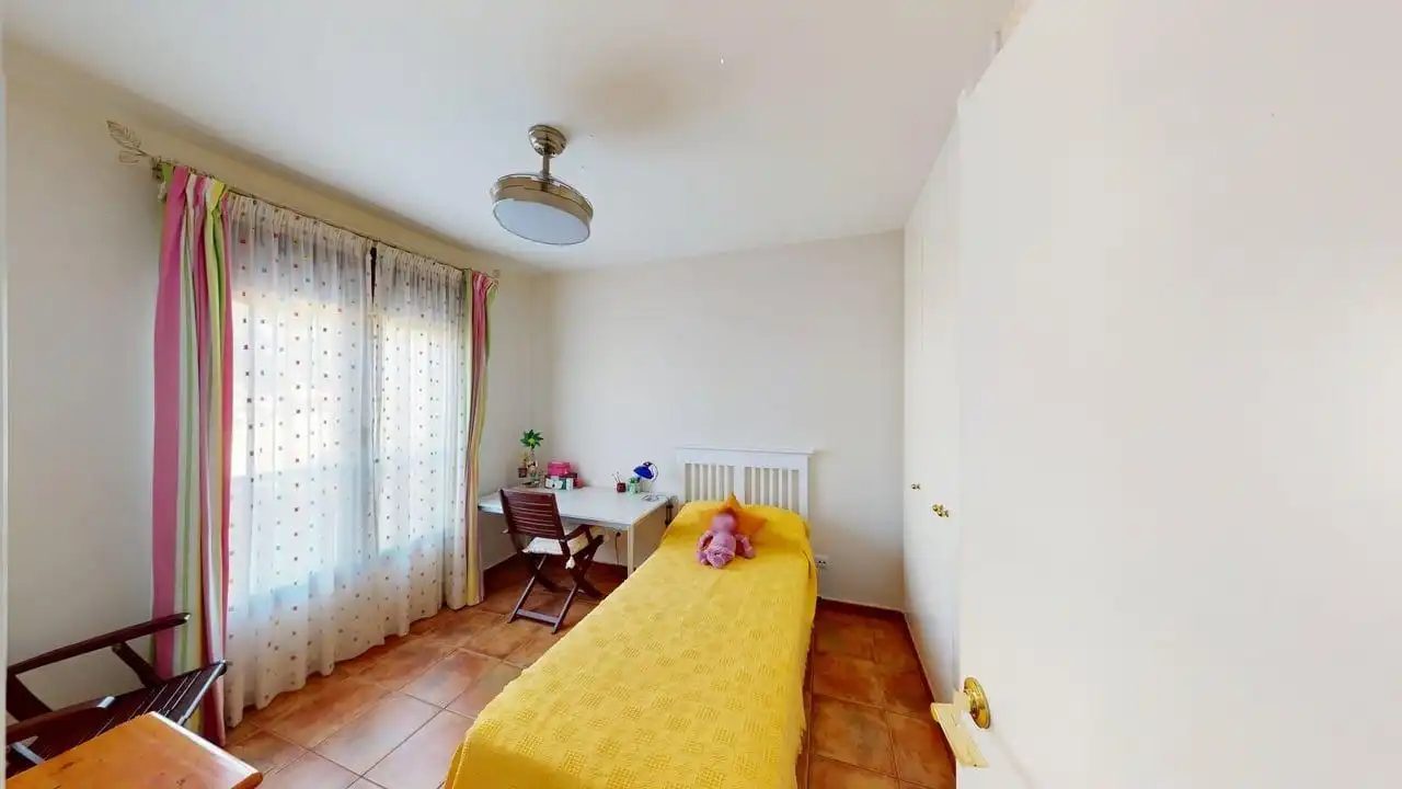 Habitación de Casa adosada de alquiler en Guillena con Aire acondicionado, Calefacción y Jardín privado