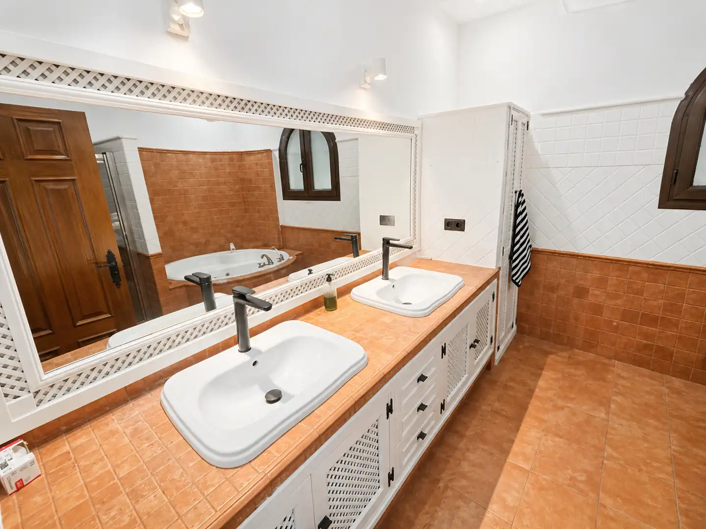 Bany de Casa o xalet en venda en Arcos de la Frontera amb Aire condicionat, Jardí privat i Terrassa