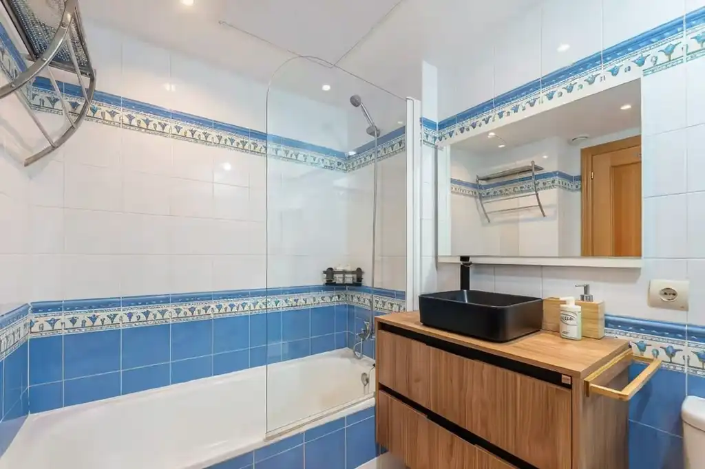 Baño de Apartamento de alquiler en Estepona con Aire acondicionado, Terraza y Piscina
