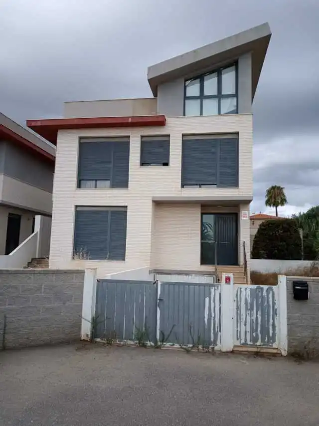 Casa adosada en venda a C/ L`Eslora , Boverals - Saldonar