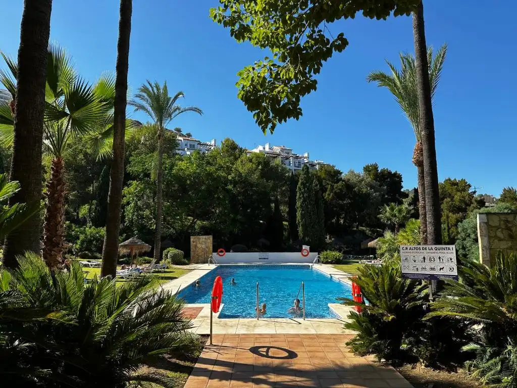 Vista exterior de Apartamento de alquiler en Benahavís con Aire acondicionado, Terraza y Piscina