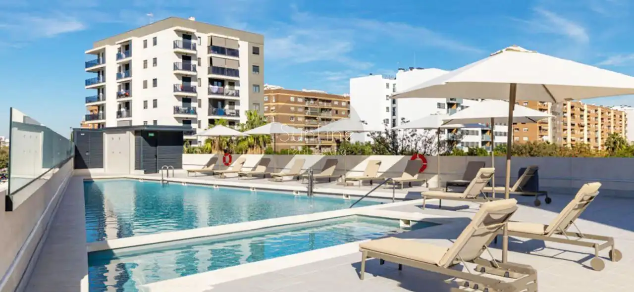 Swimming pool of Flat for sale in  Valencia Capital  with Air Conditioner, Balcony and Community pool