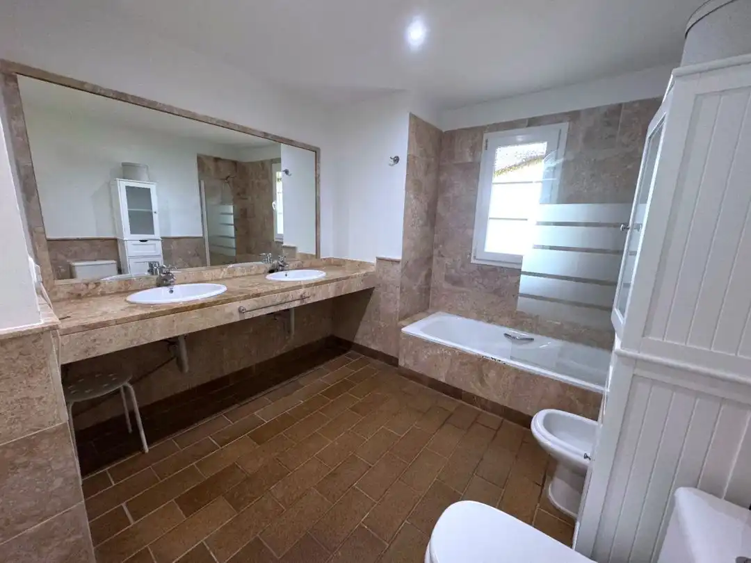 Badezimmer von Einfamilien-Reihenhaus zum Verkauf in Sotogrande mit Klimaanlage, Heizung und Privatgarten