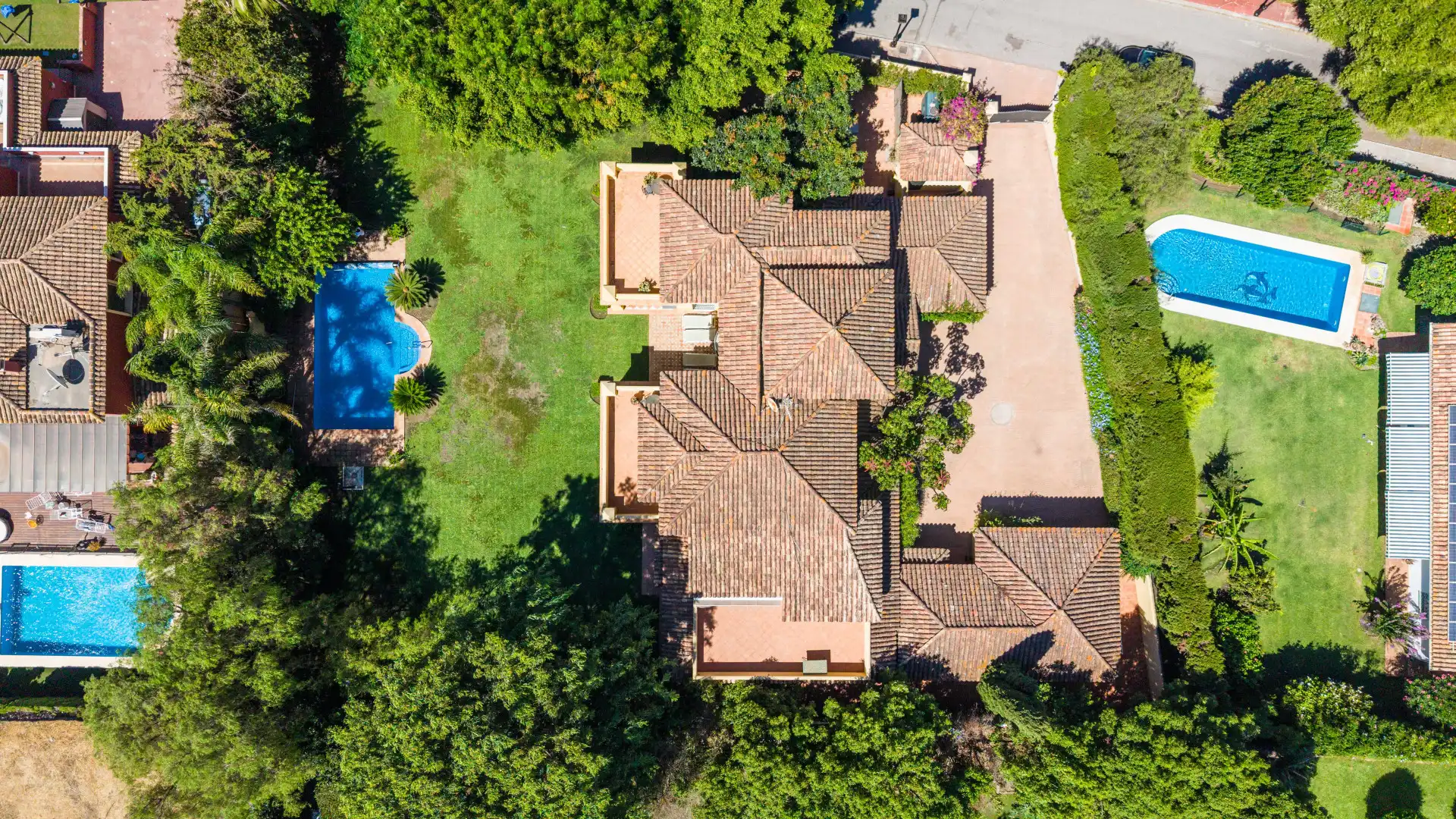 Vista exterior de Casa o xalet en venda en Marbella amb Aire condicionat, Jardí privat i Terrassa