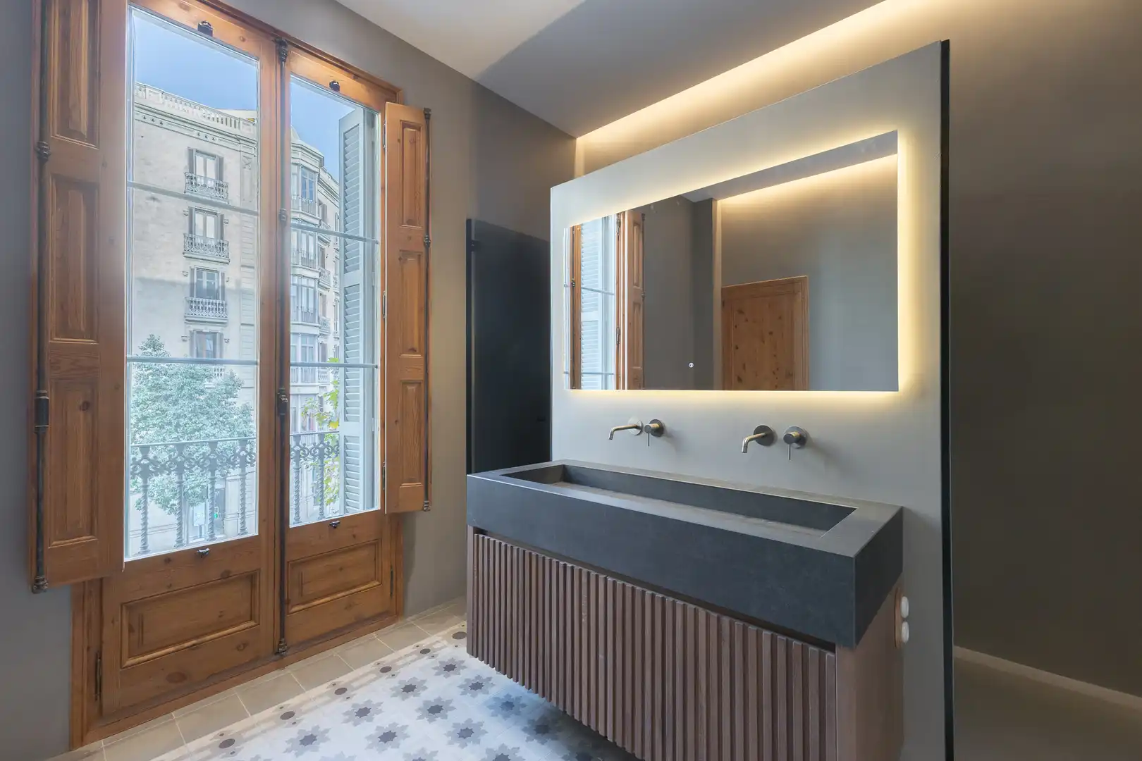 Badezimmer von Wohnung zum Verkauf in Barcelona mit Klimaanlage, Heizung und Balkon