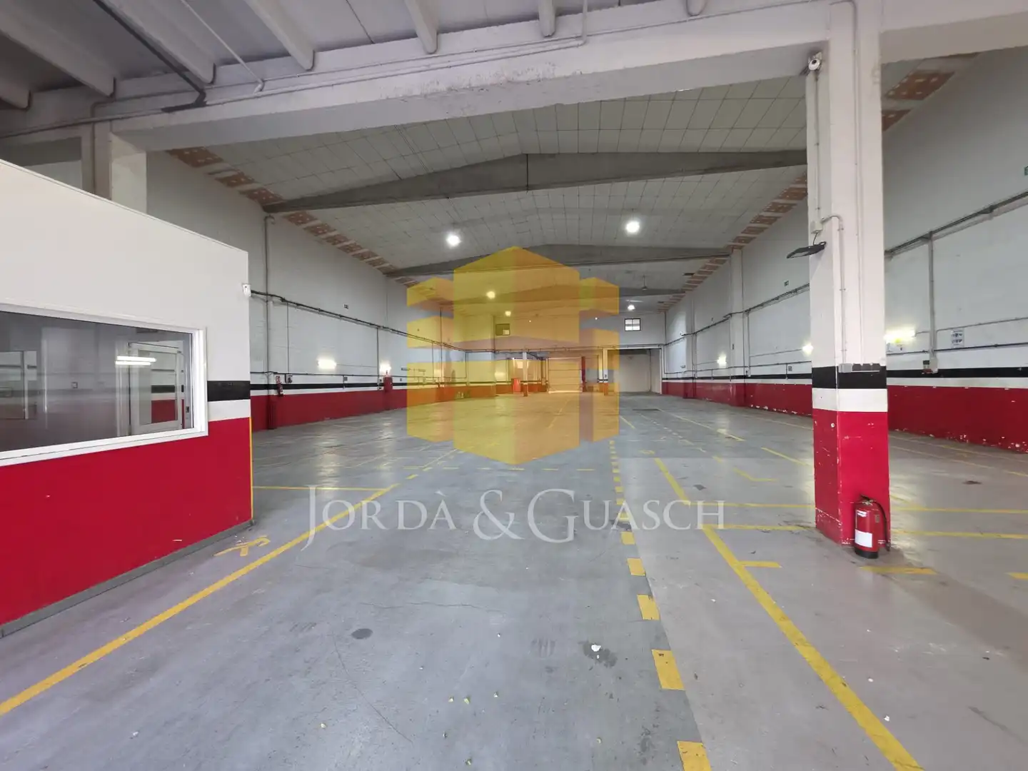 Nau industrial amb ascensor de lloguer a Carrer dels Motors 86