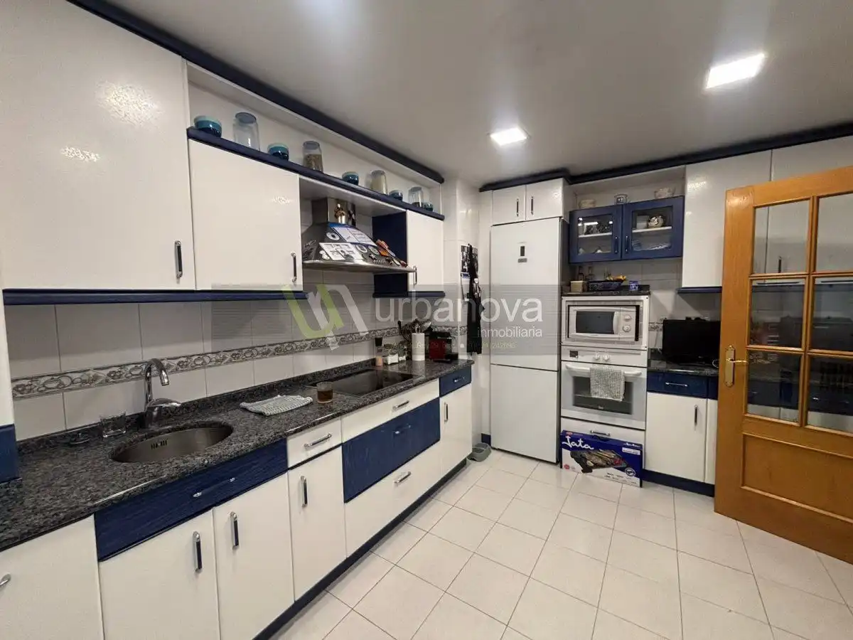Cuina de Casa o xalet en venda en  Logroño amb Aire condicionat, Calefacció i Parquet