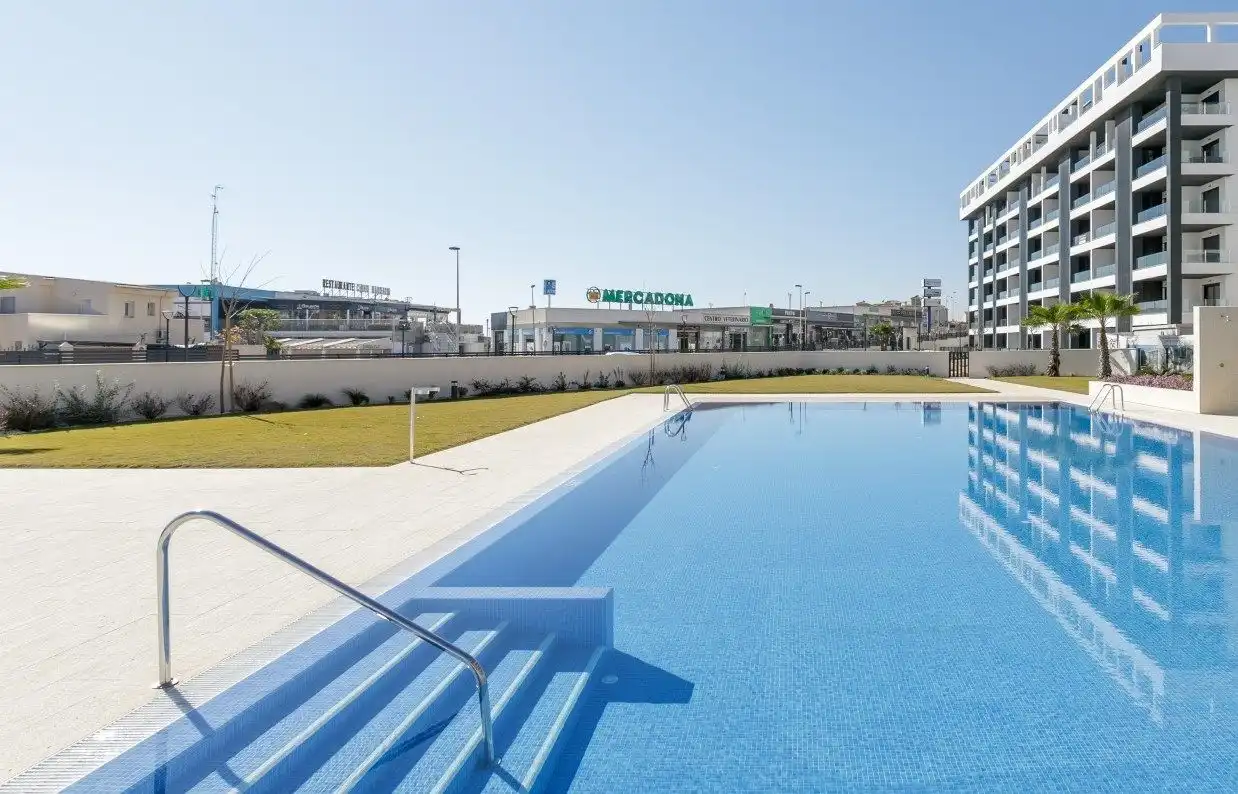 Piscina de Apartamento en venta en Torrevieja con Aire acondicionado, Calefacción y Jardín privado