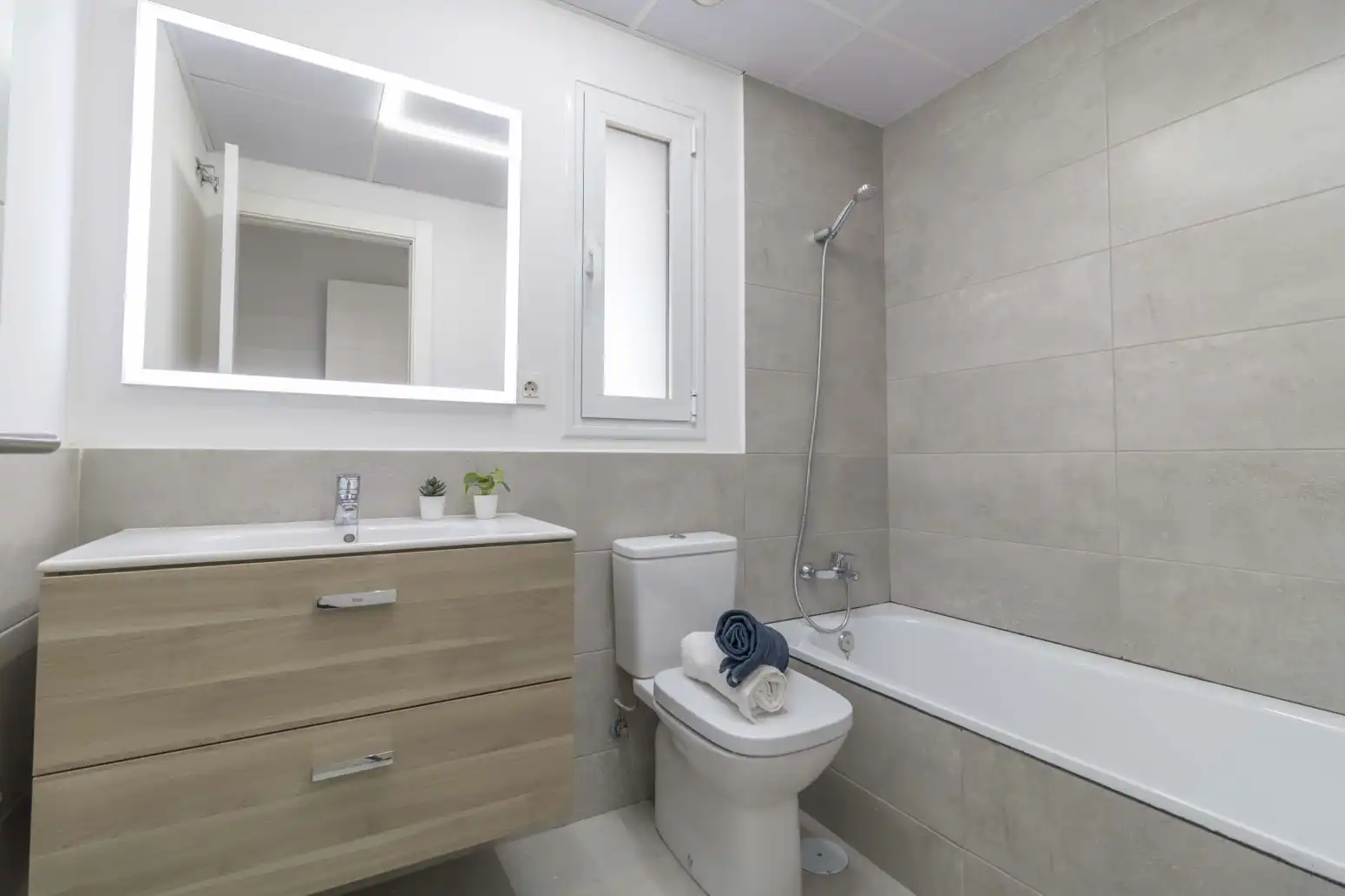 Baño de Piso en venta en Sevilla con Aire acondicionado, Calefacción y Jardín privado