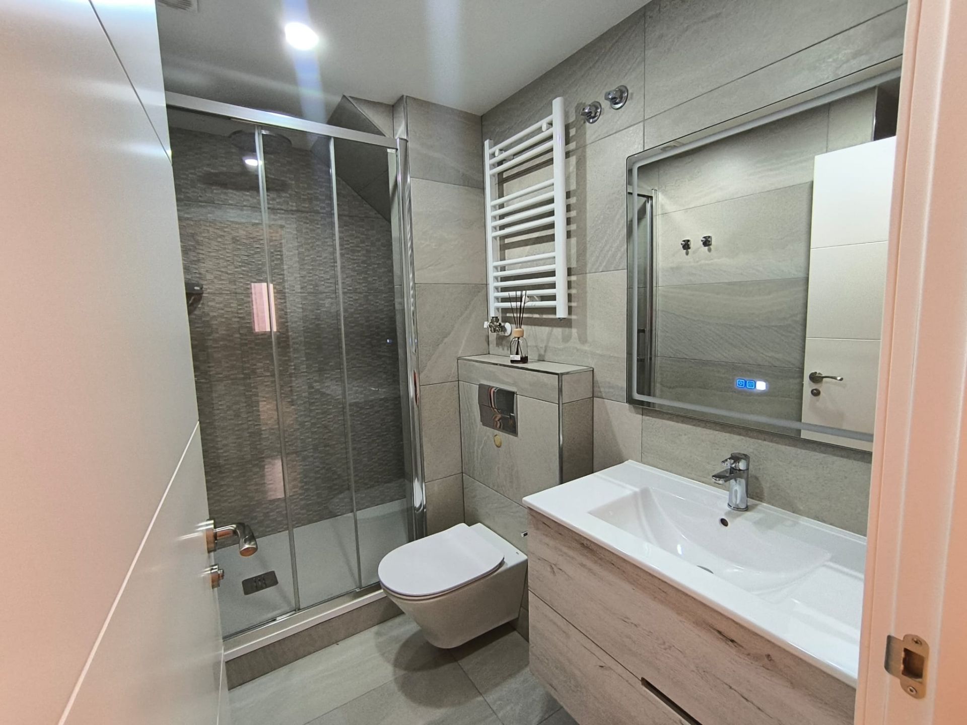 Bathroom of Duplex for sale in L'Hospitalet de Llobregat  with Air Conditioner, Heating and Terrace