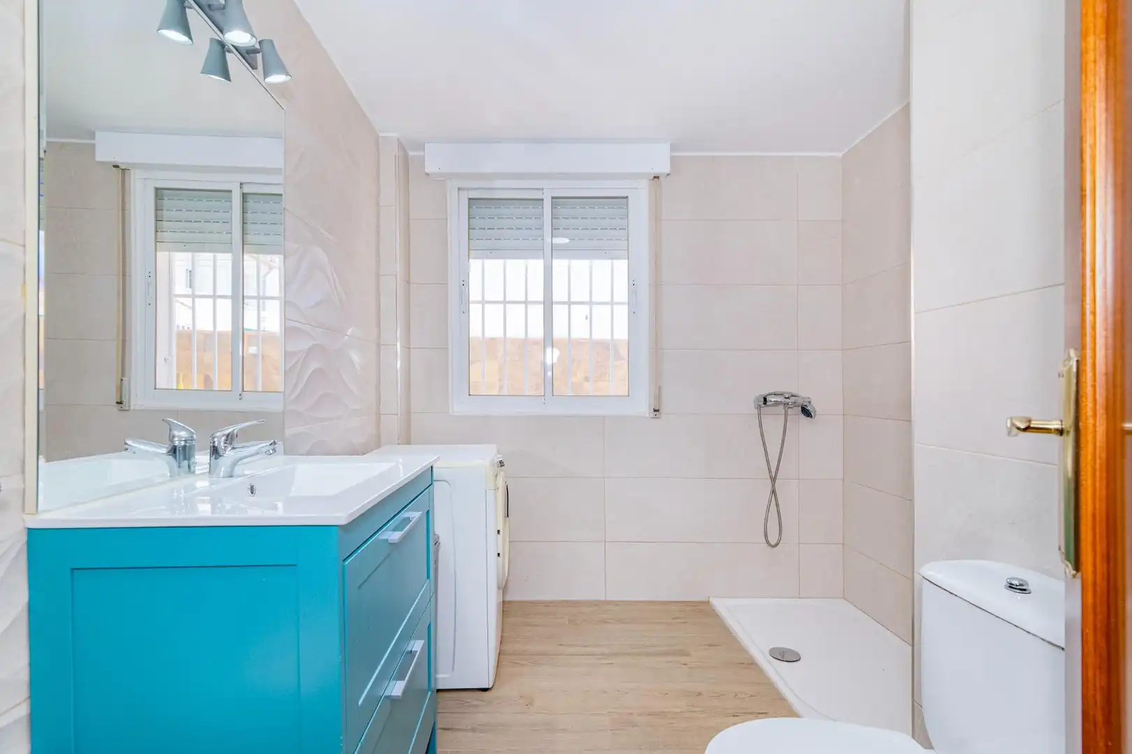 Bathroom of Detached homes for sale in Cúllar Vega  with Storage room and Alarm