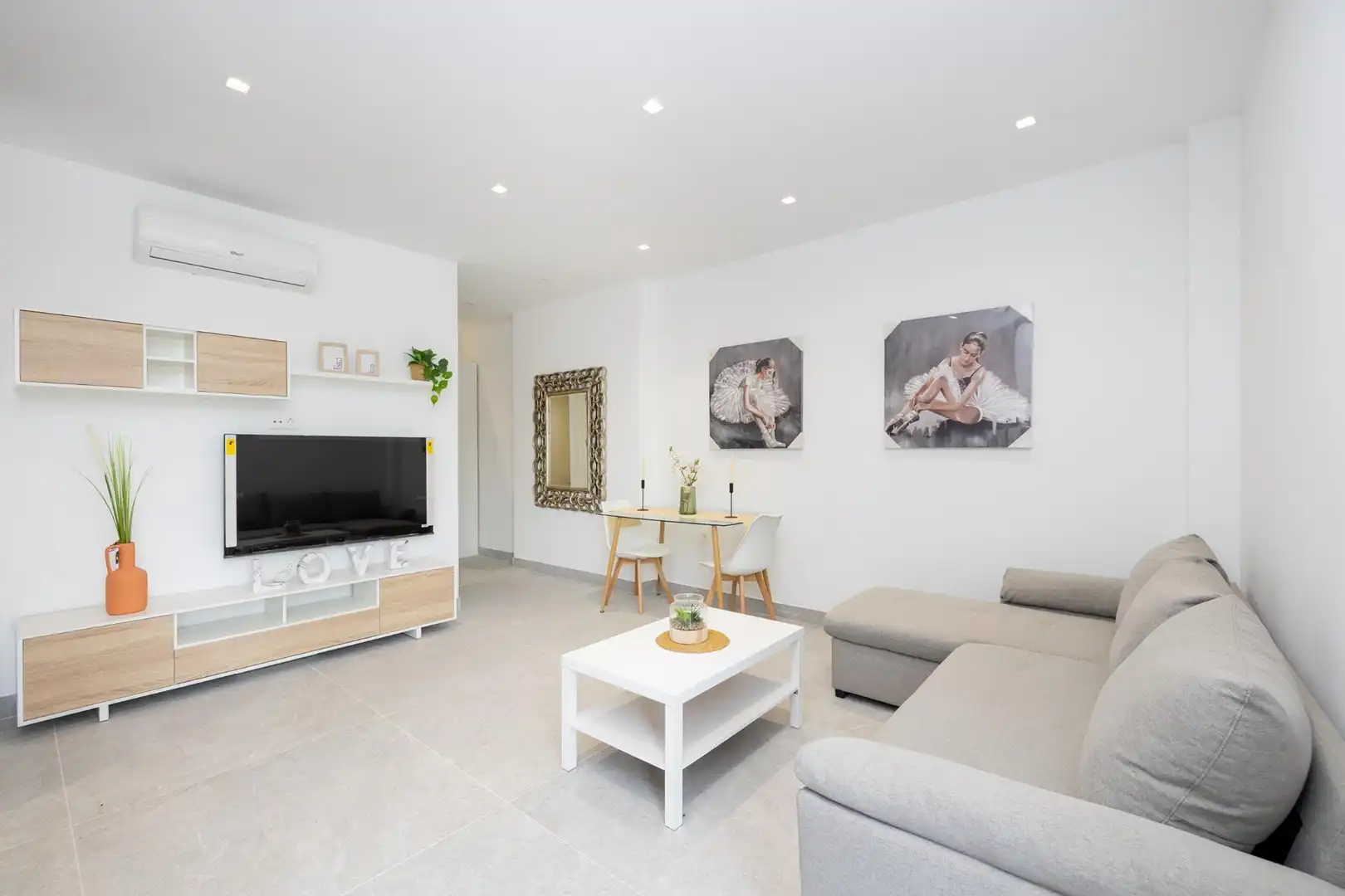 Living room of Flat for sale in Granada  with Air Conditioner, Heating and Furnished