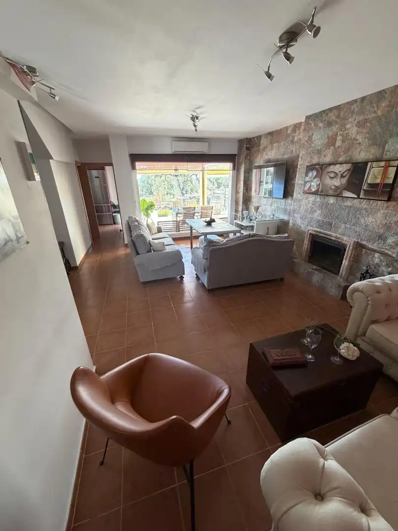 Sala d'estar de Casa o xalet en venda en El Castillo de las Guardas amb Jardí privat i Piscina comunitària