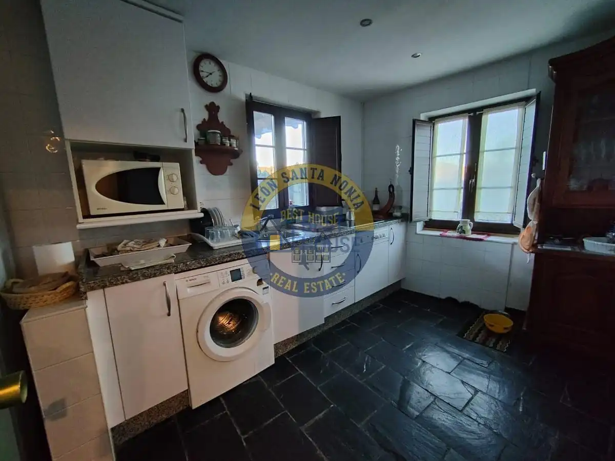 Cuina de Casa o xalet en venda en Soto y Amío amb Calefacció, Jardí privat i Parquet