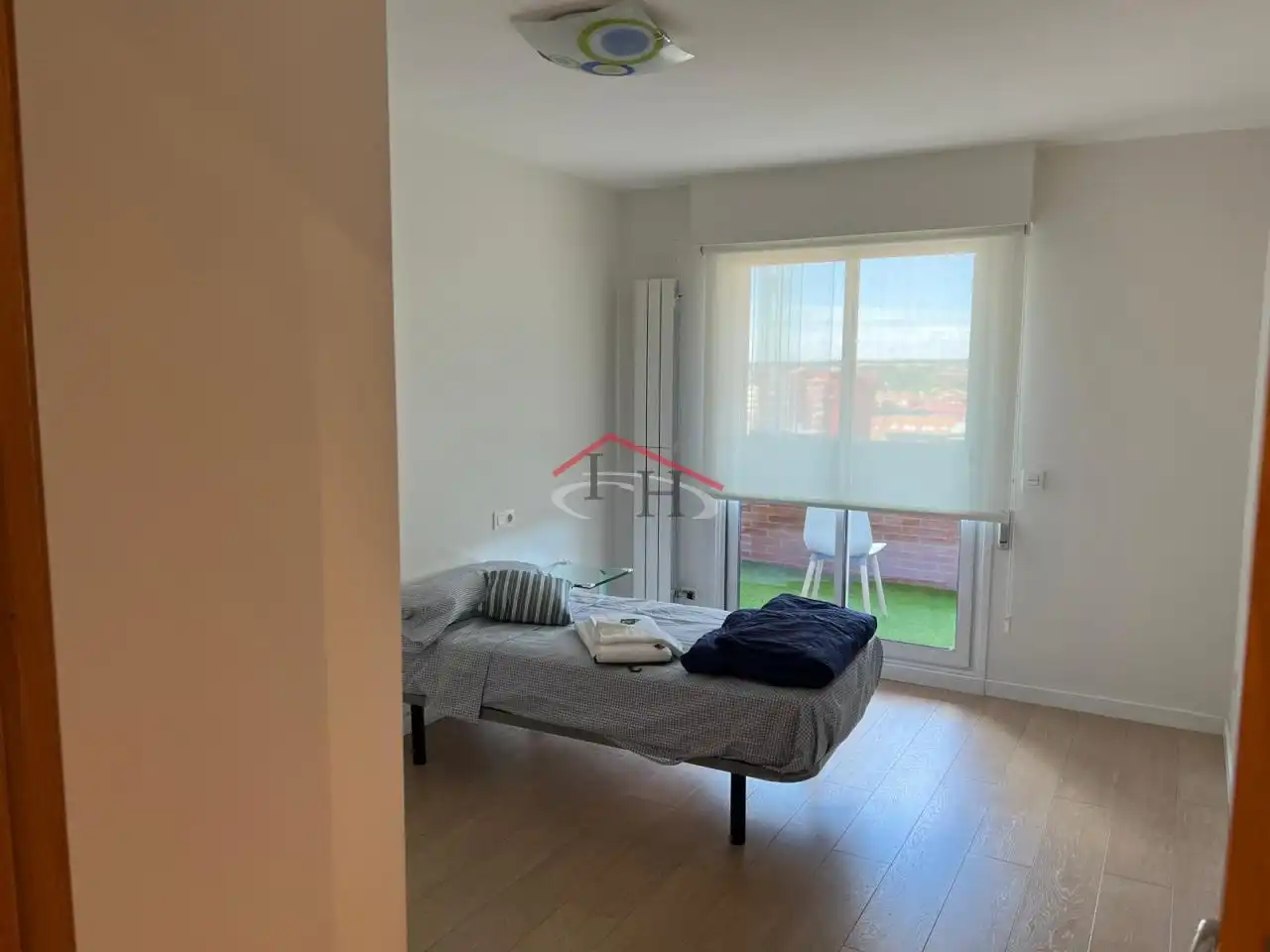 Dormitori de Àtic de lloguer en León Capital  amb Calefacció, Parquet i Terrassa