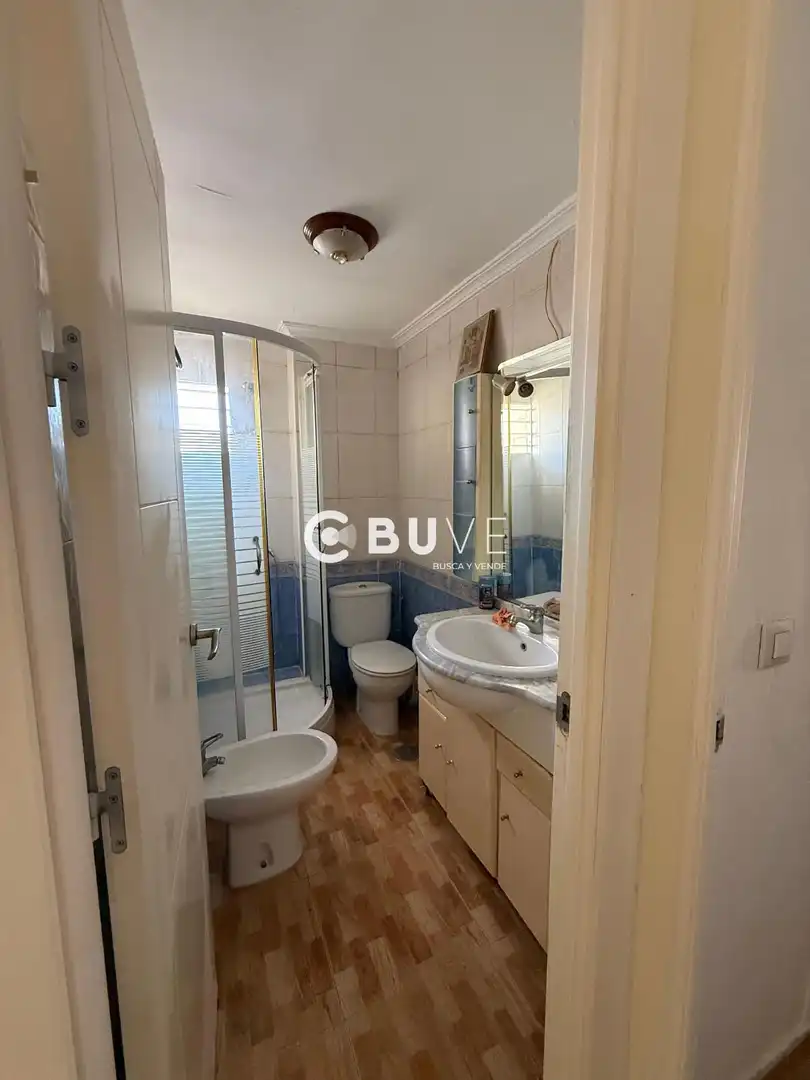 Bathroom of Flat for sale in Sevilla  with Air Conditioner and Storage room