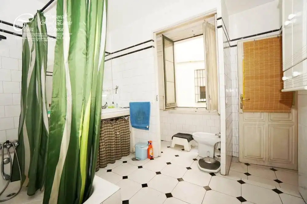 Bathroom of Flat for sale in Madrid  with Terrace and Balcony