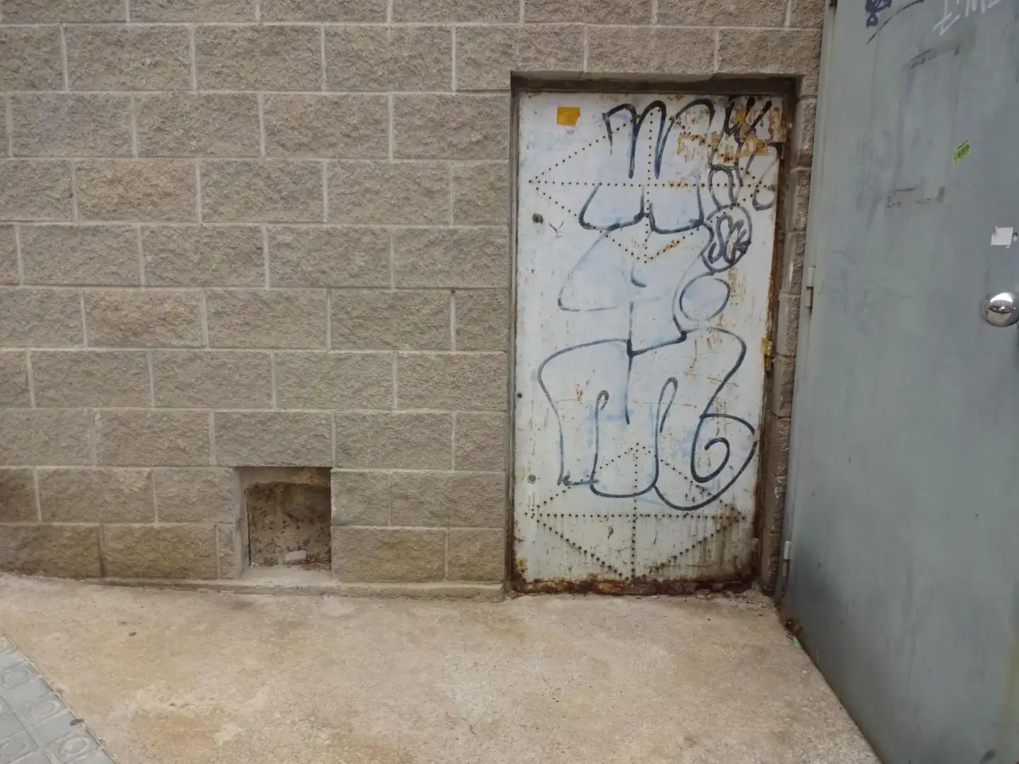 Außenansicht von Fabrikhallen zum Verkauf in Mataró