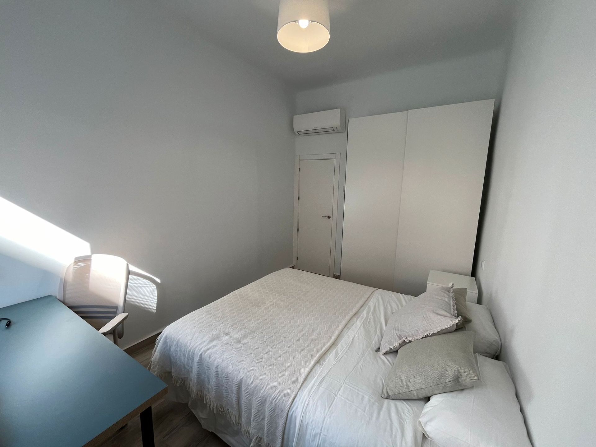 Bedroom of Flat for share in  Madrid Capital  with Air Conditioner, Heating and Furnished