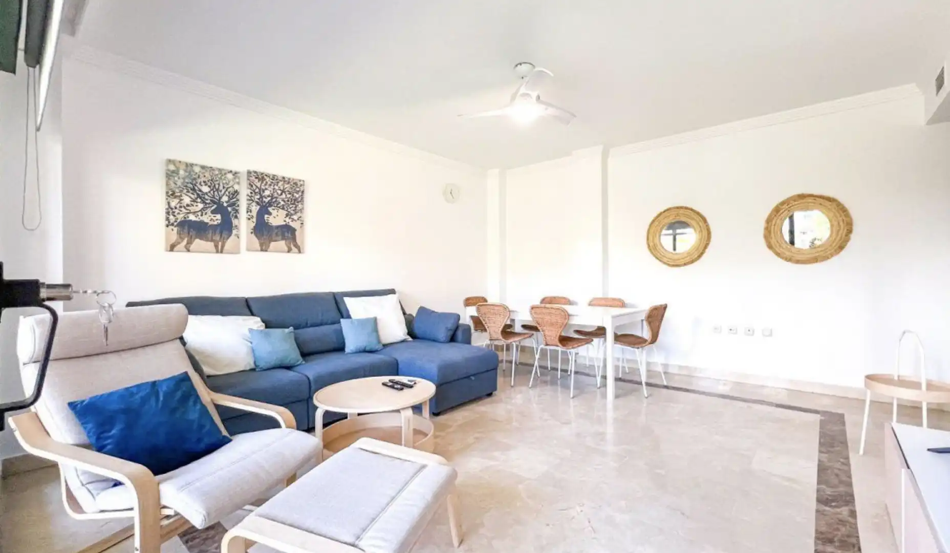 Wohnzimmer von Wohnungen zum Verkauf in Marbella mit Klimaanlage, Heizung und Privatgarten