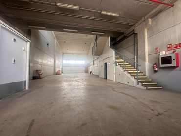 Nave industrielle à louer à electronica