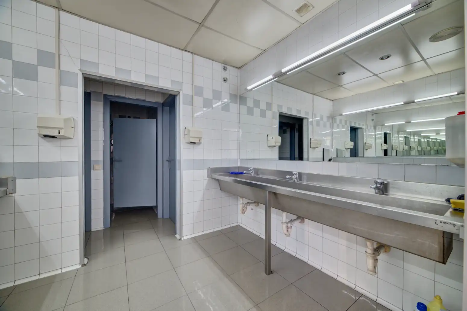 Badezimmer von Fabrikhallen zum Verkauf in Berriozar