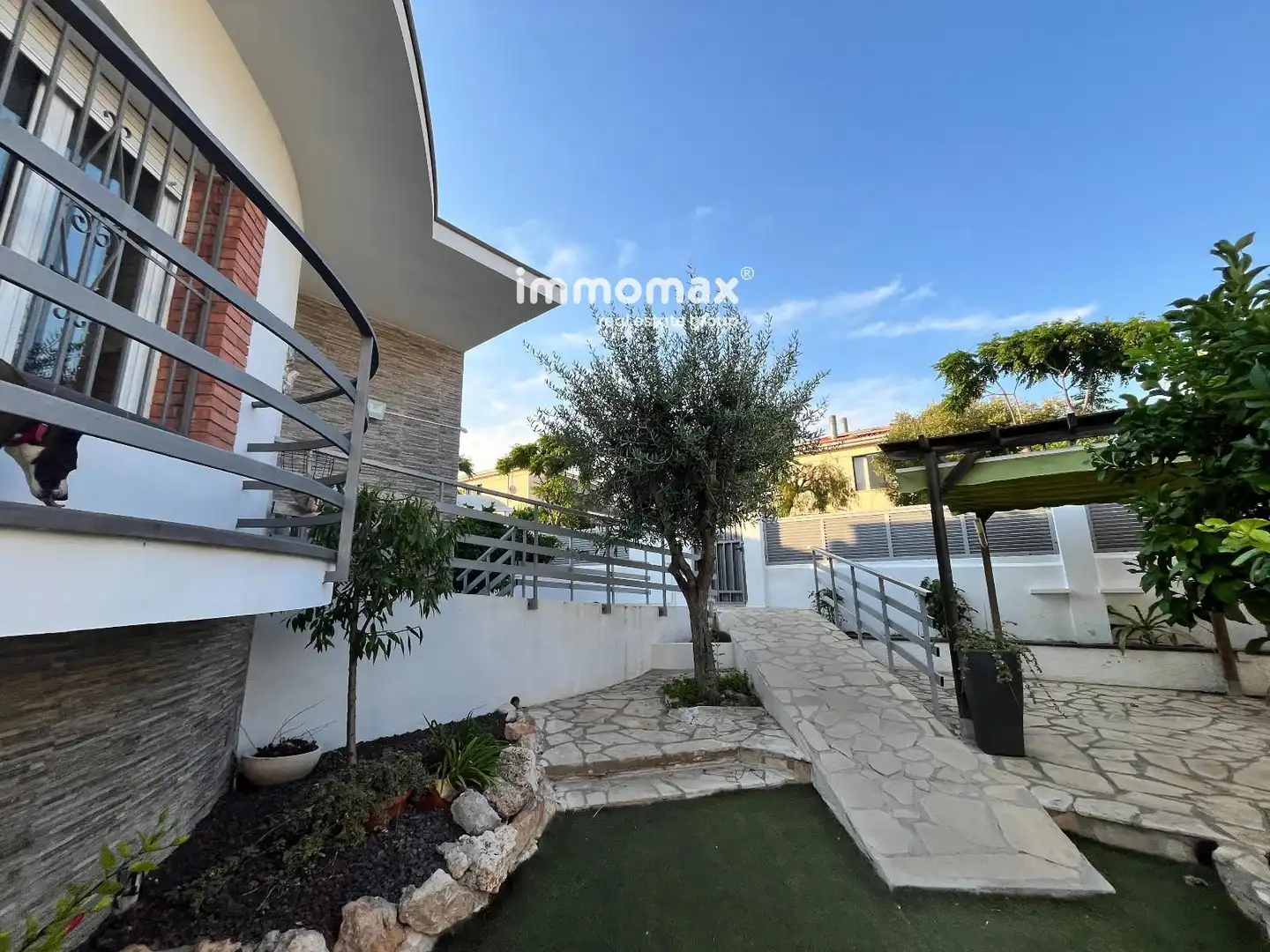 Exterior view of Houses for sale in Vilanova i la Geltrú  with Air Conditioner, Heating and Private garden