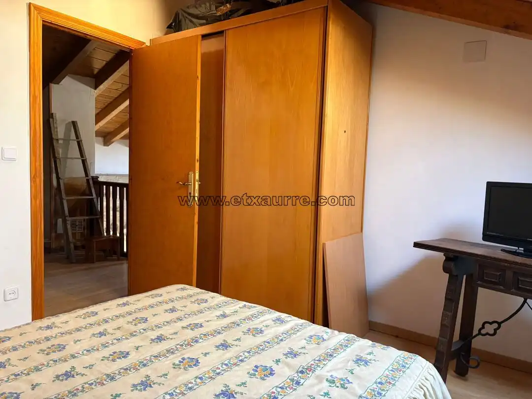 Schlafzimmer von Country house zum Verkauf in Ayala / Aiara mit Heizung
