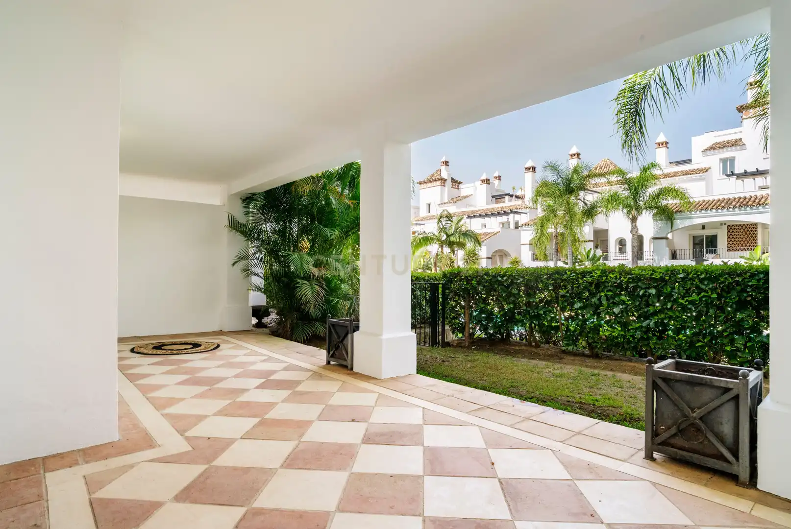 Terrasse von Wohnungen zum Verkauf in Marbella mit Klimaanlage, Privatgarten und Ofen