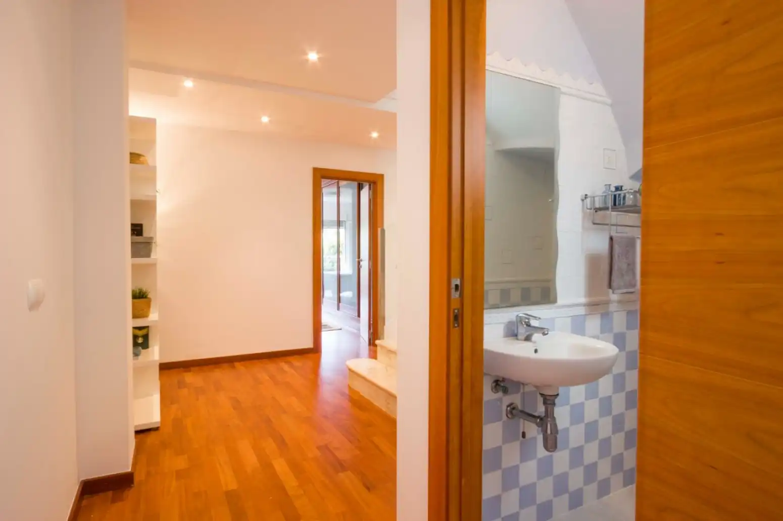 Badezimmer von Dachboden zum Verkauf in Rafelbuñol / Rafelbunyol mit Klimaanlage, Heizung und Parkett